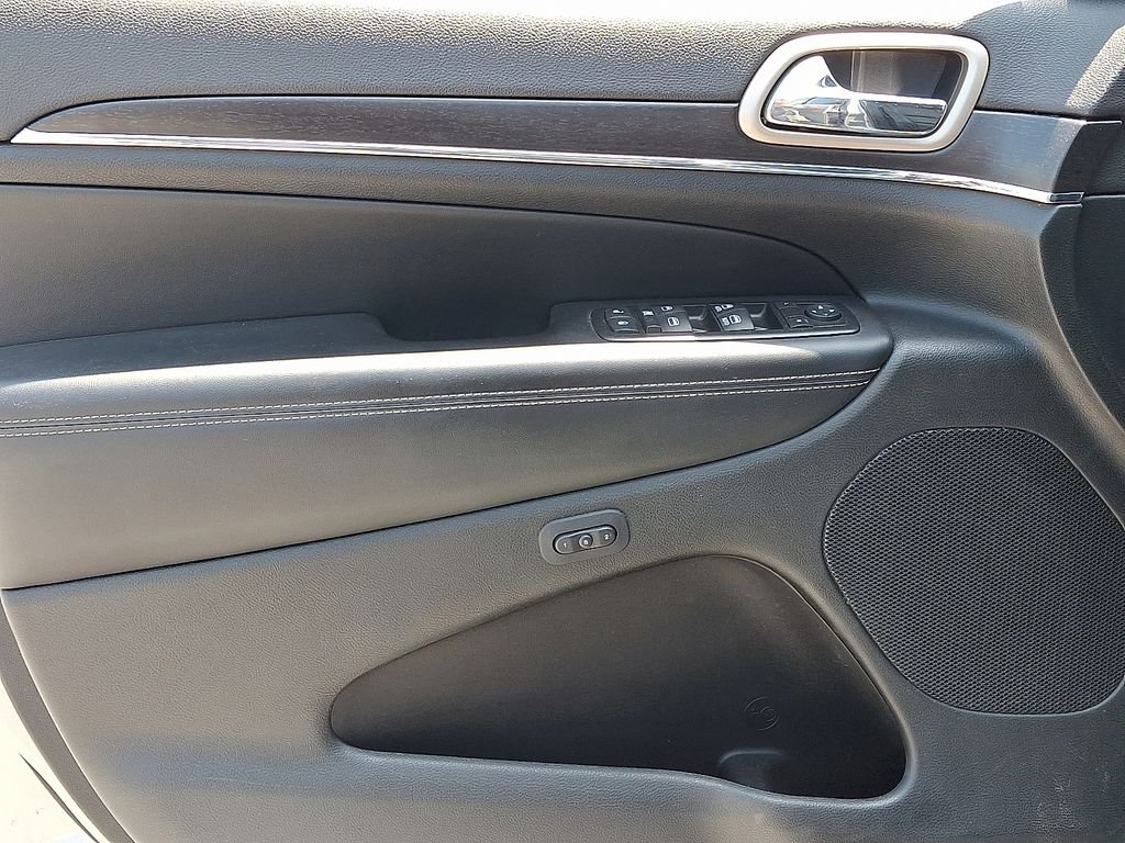 Used 2015 Silver Jeep Limited image 13