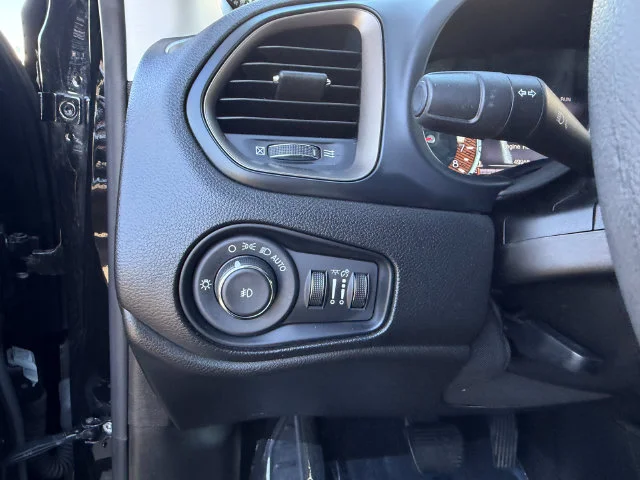 Used 2023 Black Jeep Latitude image 19