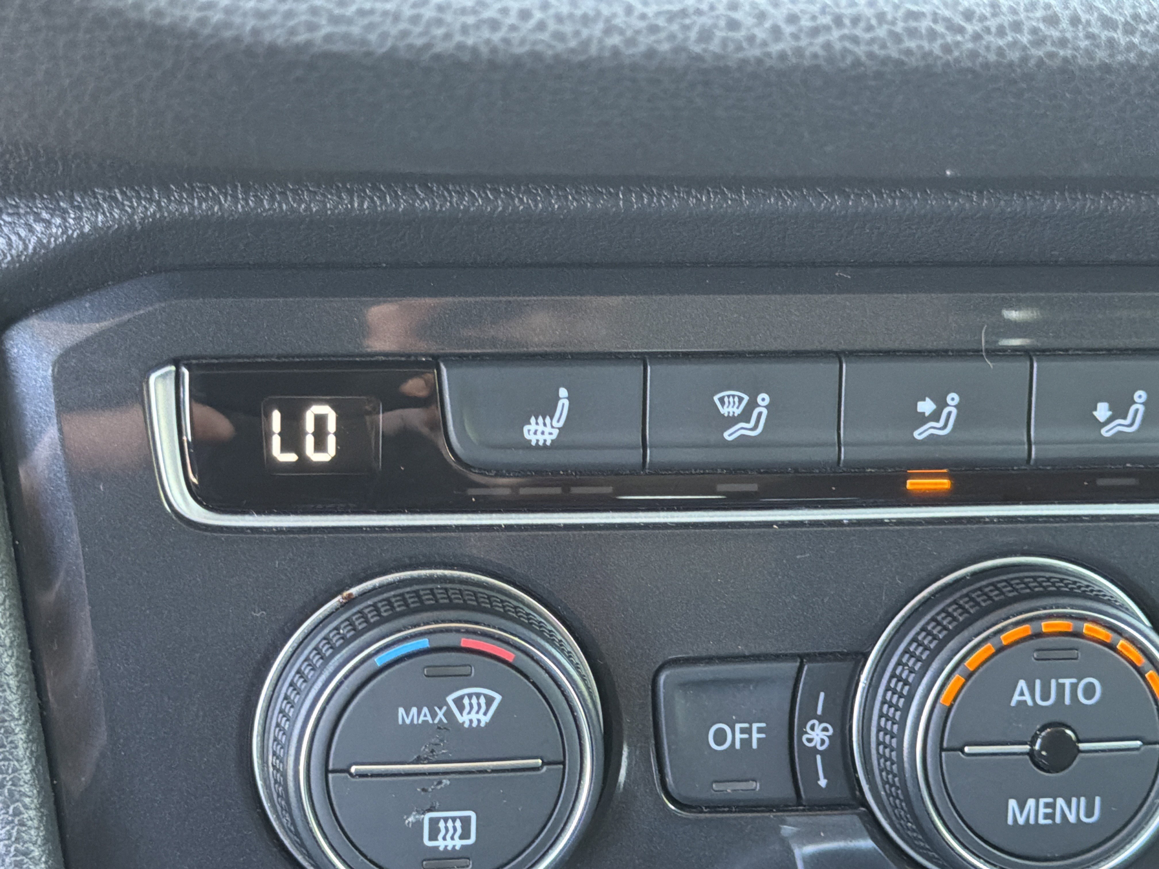 Used 2019  Volkswagen SE image 30