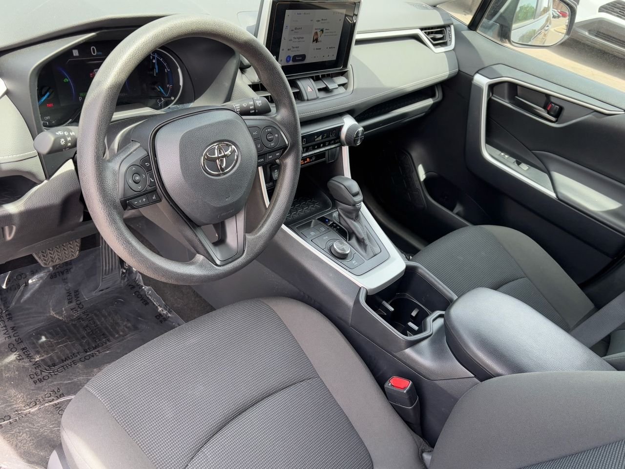 2025 Toyota RAV4 LE - Photo 16