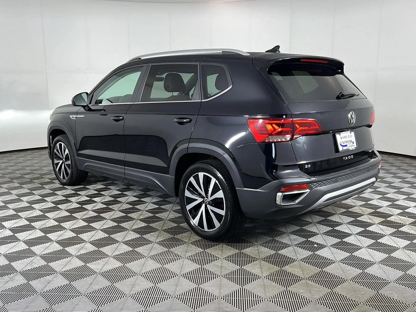 Used 2023 Deep Black Pearl Volkswagen SE image 9