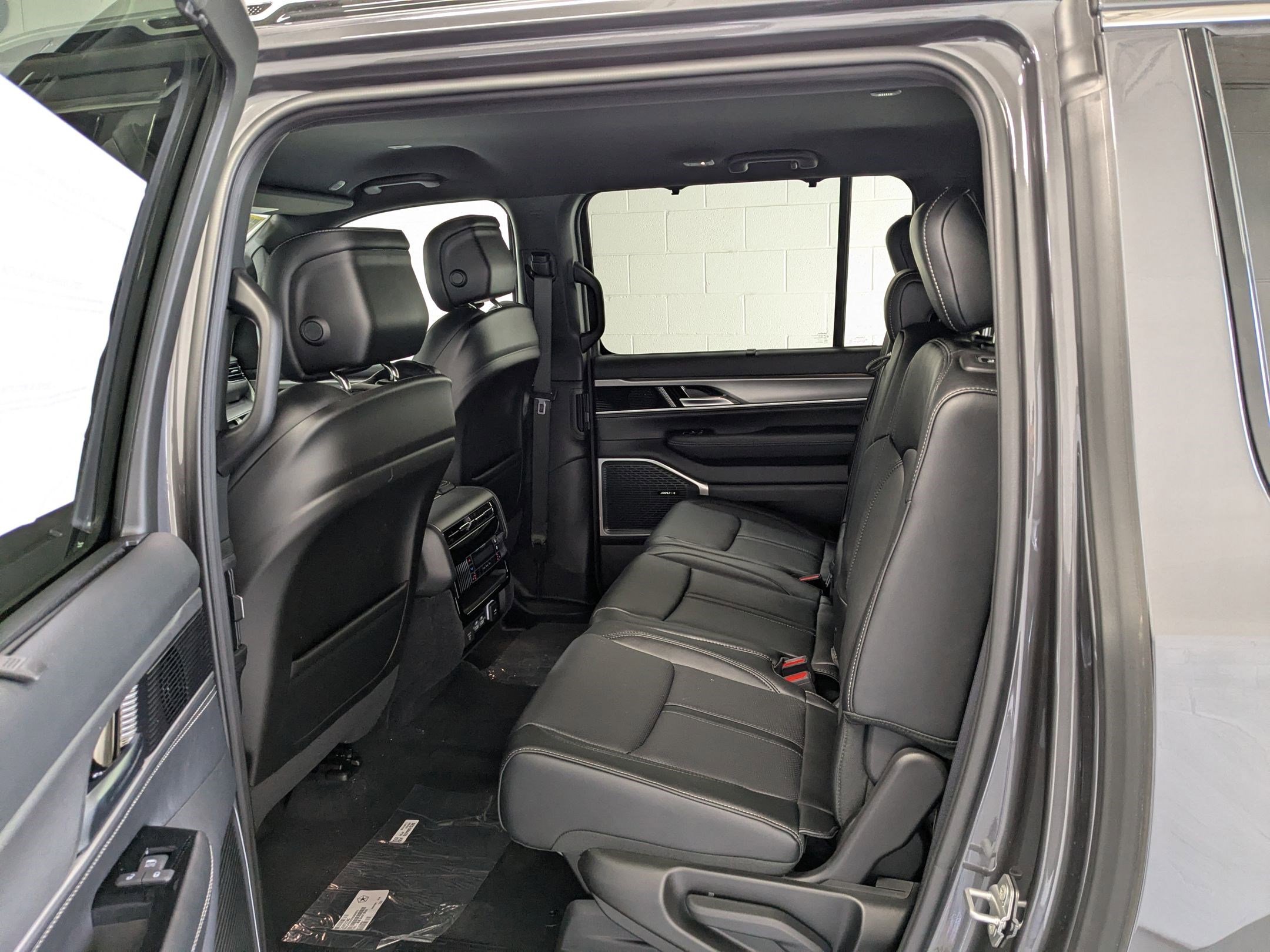 2025 Jeep Wagoneer L Series II - Photo 17