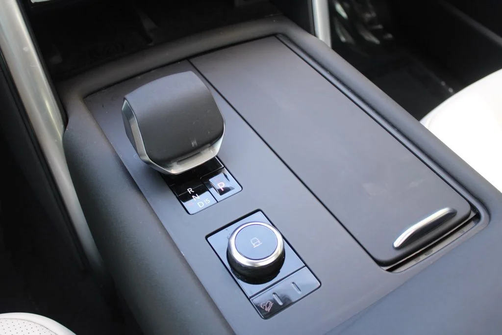 Certified Used 2025  Land Rover Dynamic SE image 27