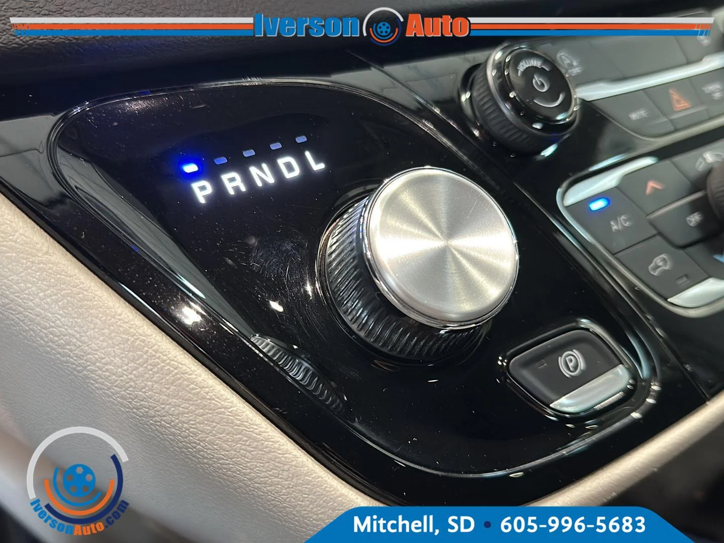 Used 2023 Silver Mist Clearcoat Chrysler LX image 21