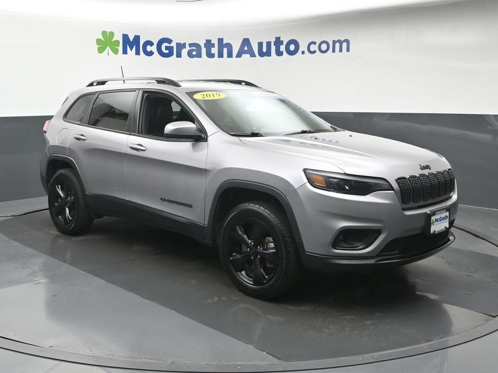 Used 2019 Silver Jeep Latitude Plus image 2