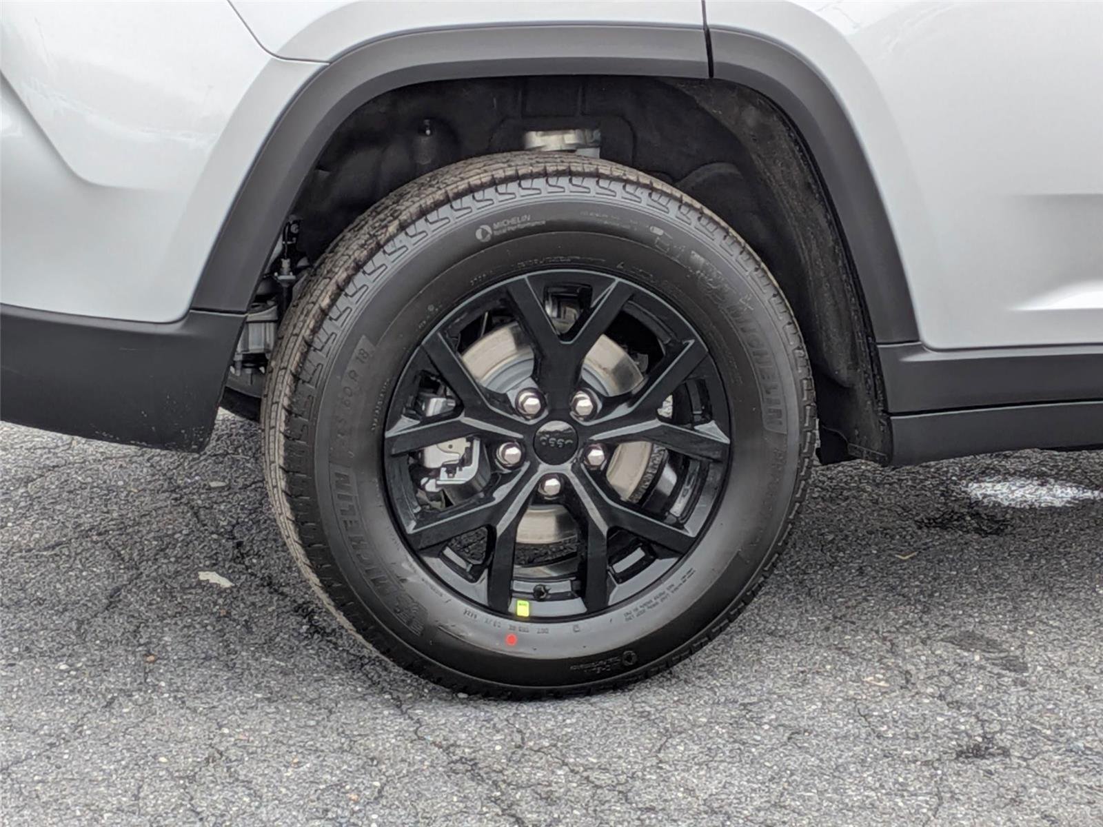 New 2026 Silver Zynith Exterior Paint Jeep Laredo Altitude image 9