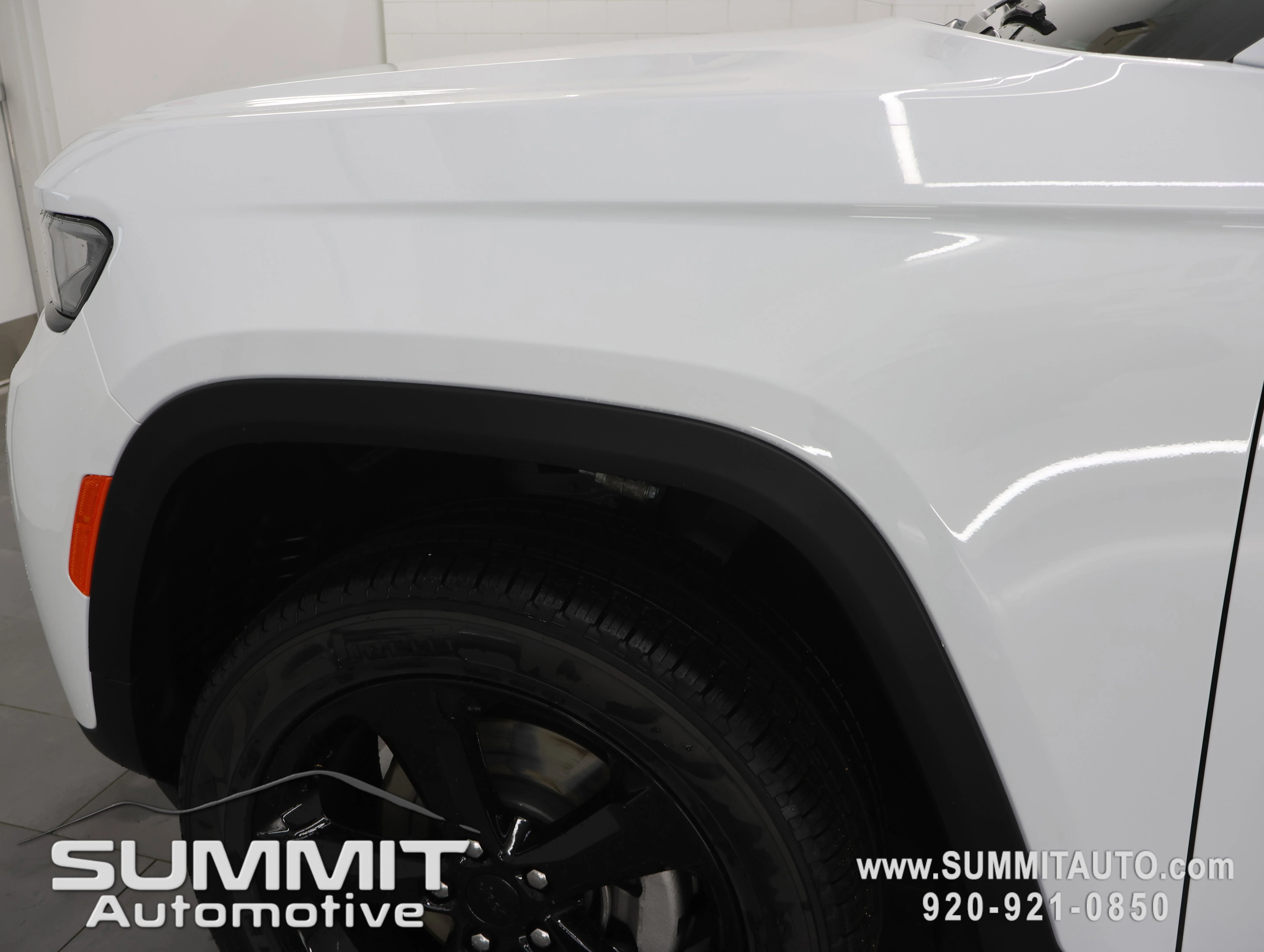New 2026 Bright White Clear-Coat Exterior Paint Jeep Limited image 34