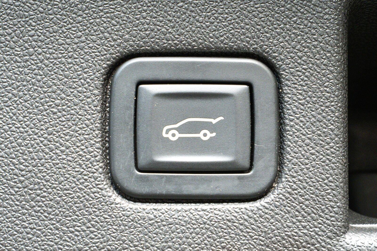 Used 2018 Summit White Chevrolet Premier image 27