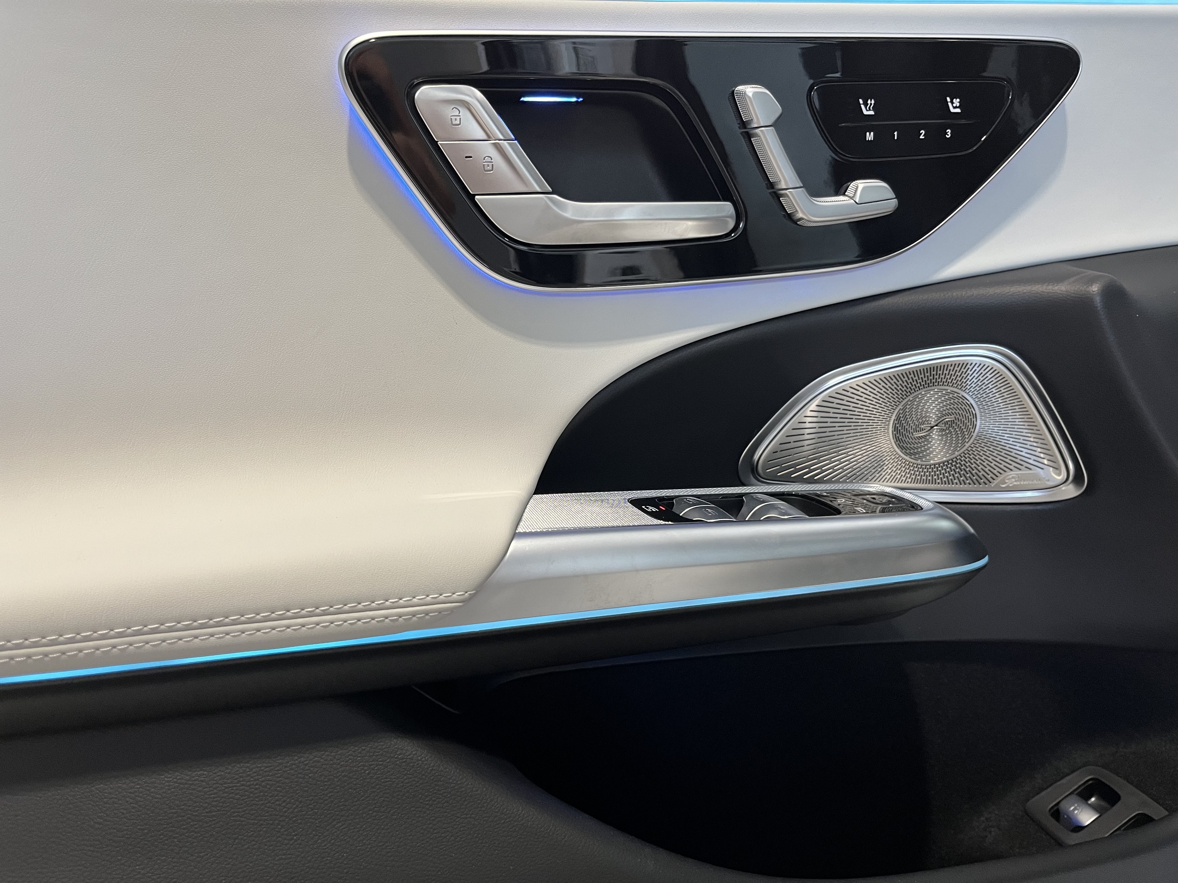 New 2026 MANUFAKTUR Moonlight White Magno Mercedes-Benz AMG® E 53 E image 12