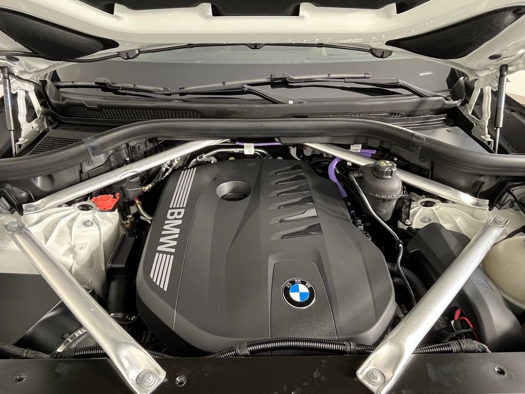 Used 2025 White BMW xDrive40i image 17