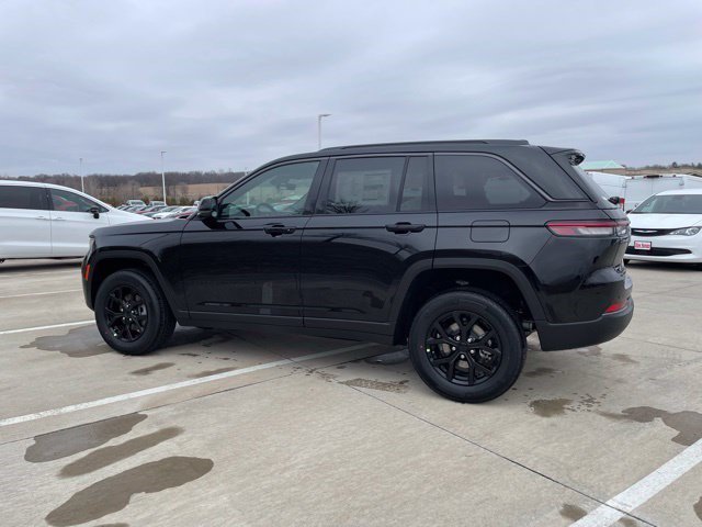 New 2026 Diamond Black Crystal Pearlcoat Jeep Laredo Altitude image 2