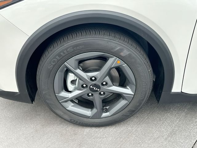 New 2026 Snow White Pearl Kia LXS image 29