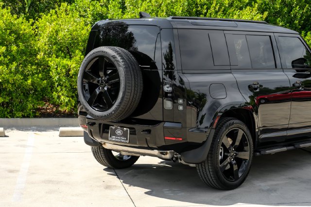 New 2026 Santorini Black Land Rover X-Dynamic SE image 10