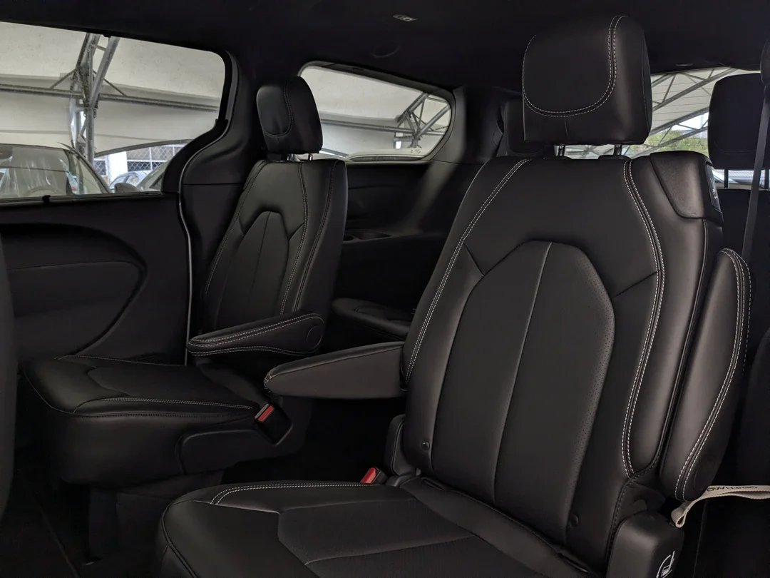 New 2026 White Chrysler Select - - AWD - 3.6L Pentastar V6 - Adaptive Cruise Control - Blind Spot Monitor & More! image 26