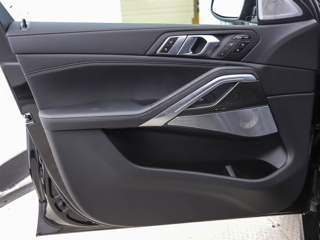 Used 2026 Black Sapphire Metallic BMW M60i image 9