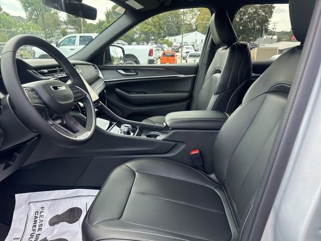 New 2025 Silver Zynith Exterior Paint Jeep Limited image 13