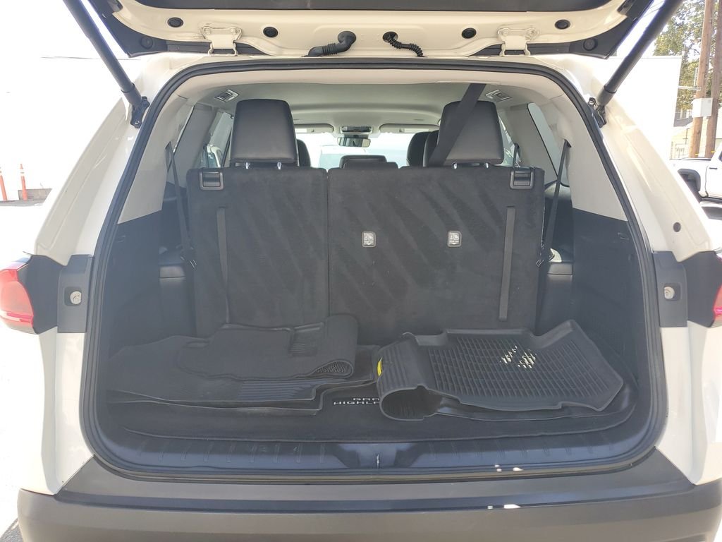 Used 2024 Cream Toyota XLE image 8