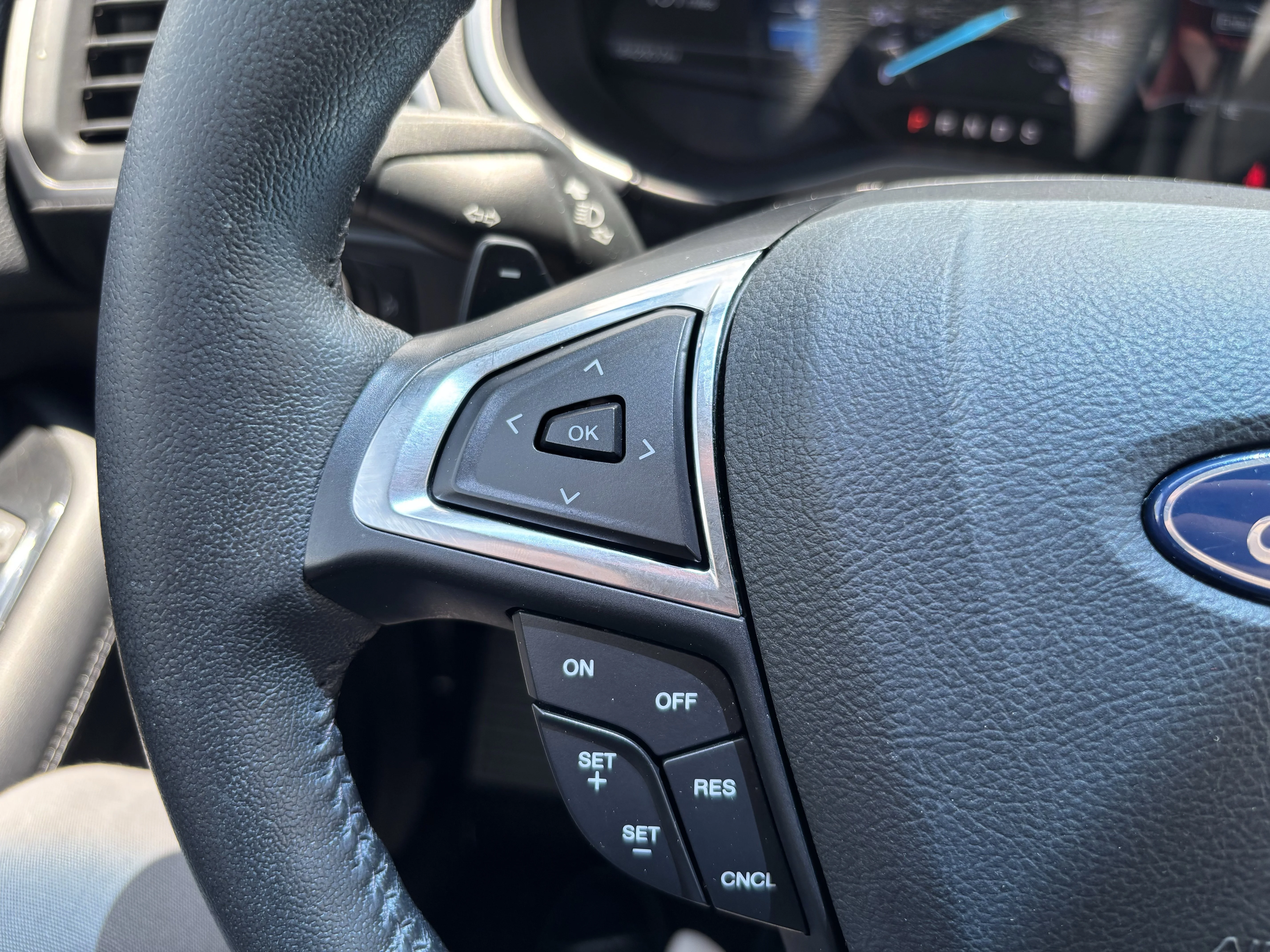 Used 2018 Shadow Black Ford SEL image 18