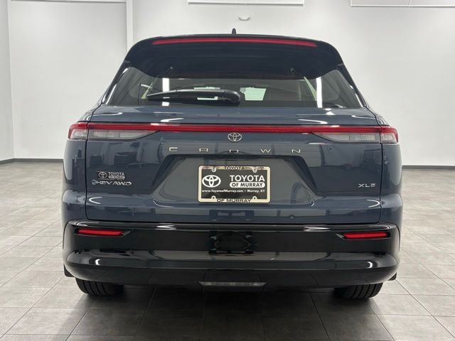 Used 2025 White Toyota XLE image 3