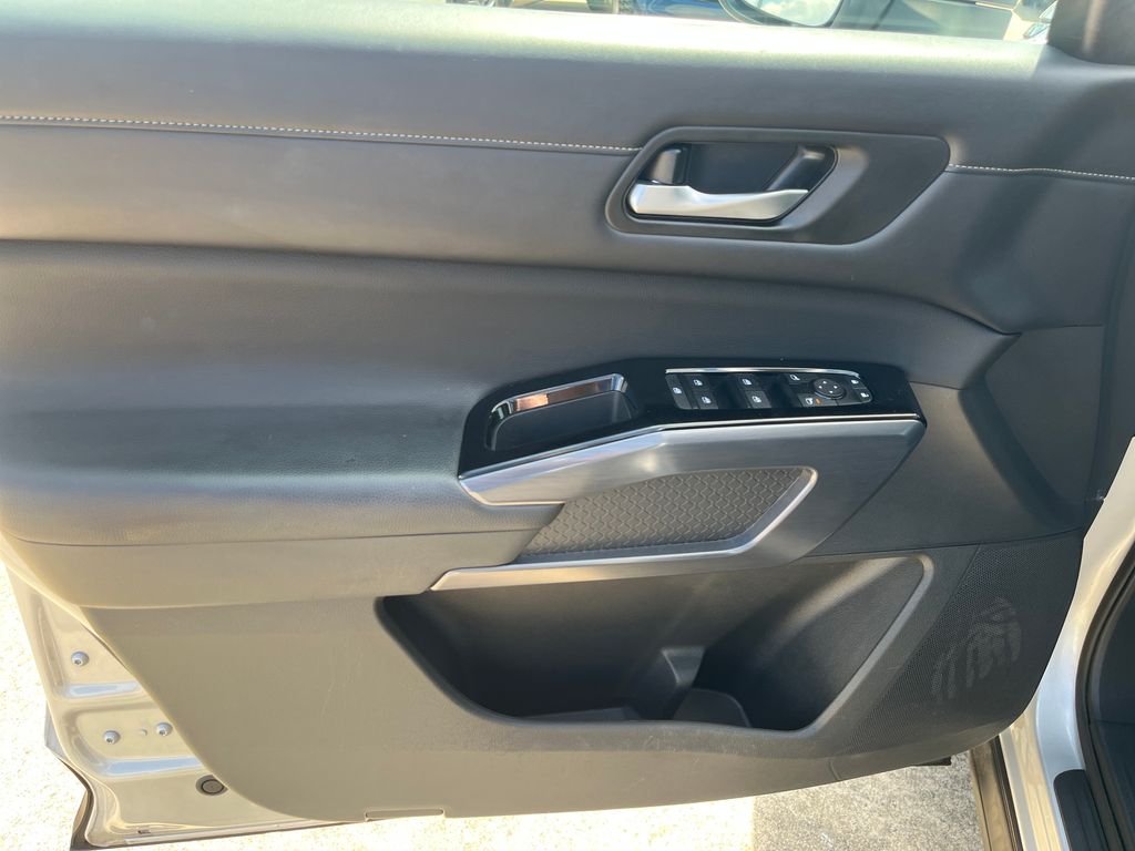 Used 2023 Silver Nissan SL image 11