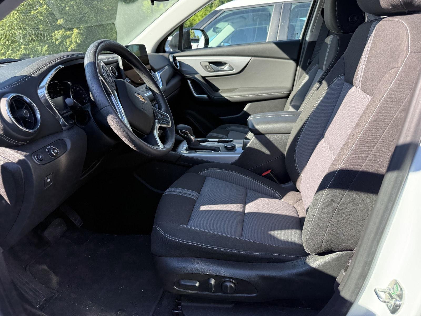Used 2024 Summit White Chevrolet LT image 3