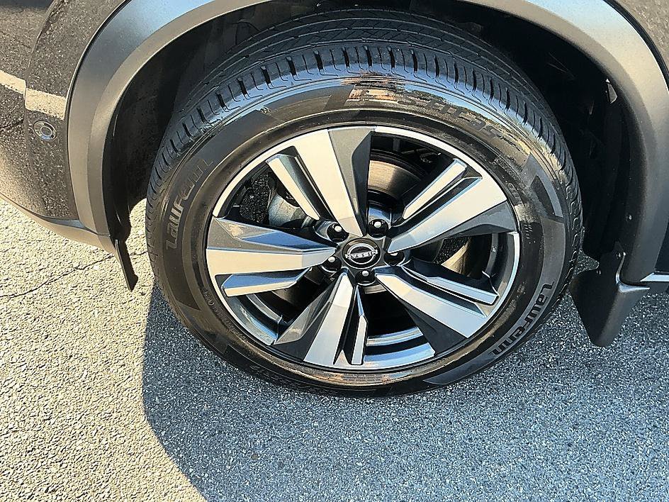 Used 2023 Super Black Nissan Platinum image 8