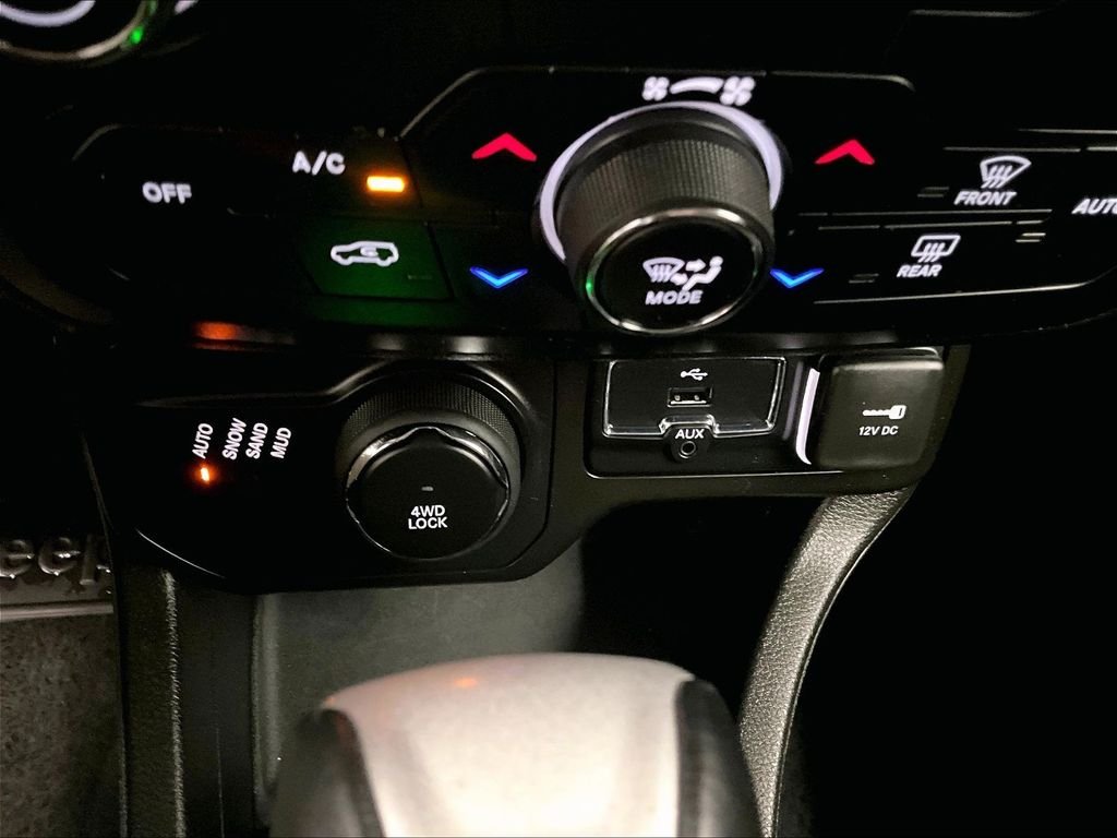 Used 2023 Alpine White Clearcoat Jeep Latitude image 26