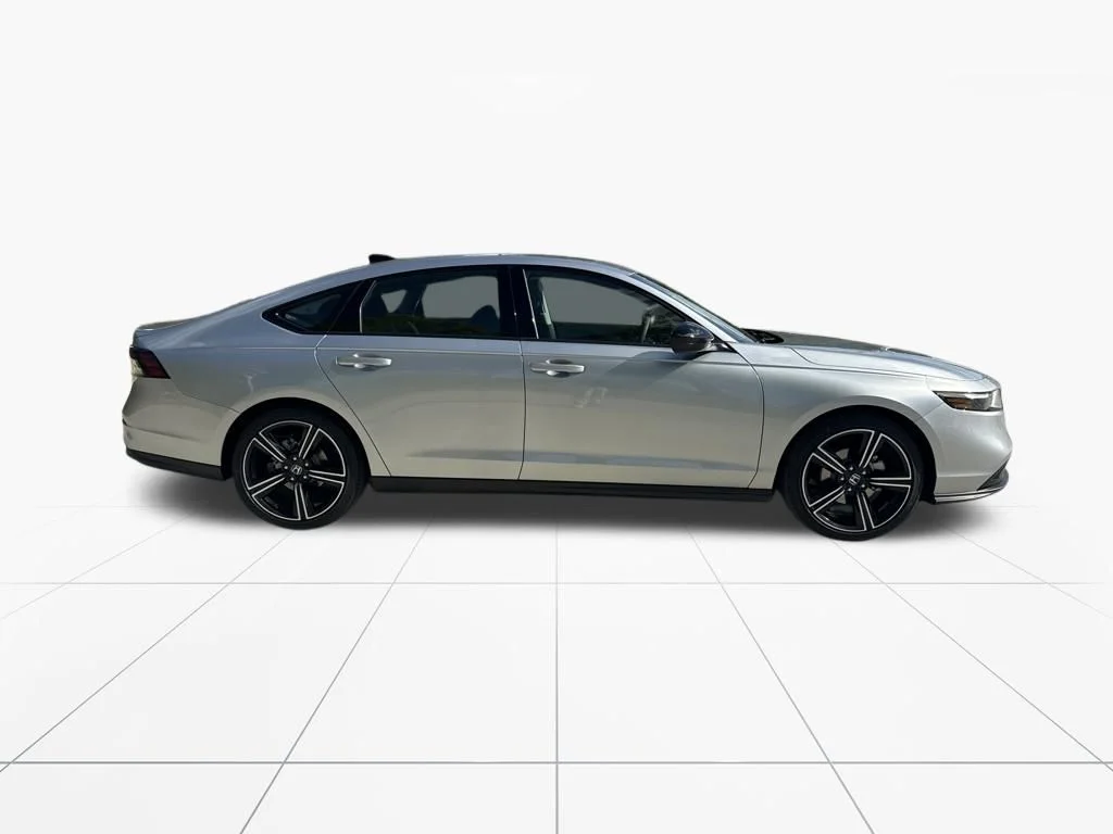 Used 2026 Solar Silver Metallic Honda SE image 9