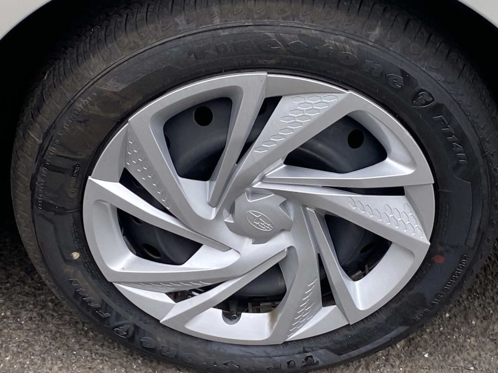 Used 2025 White Subaru Base image 27