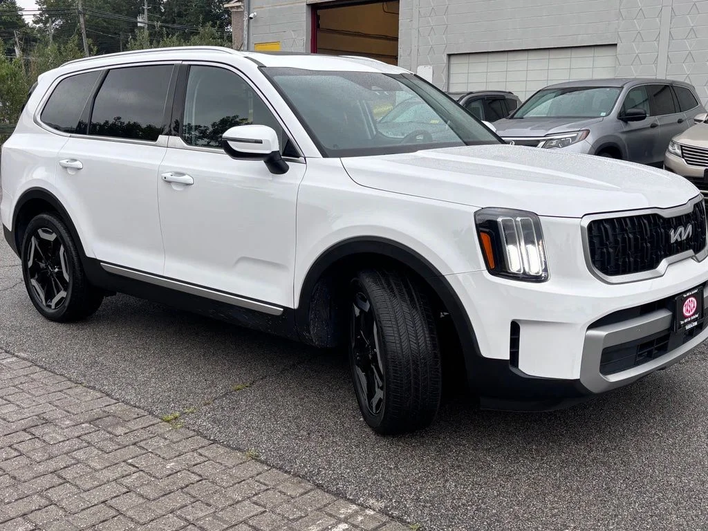 Used 2023 White Kia EX image 10