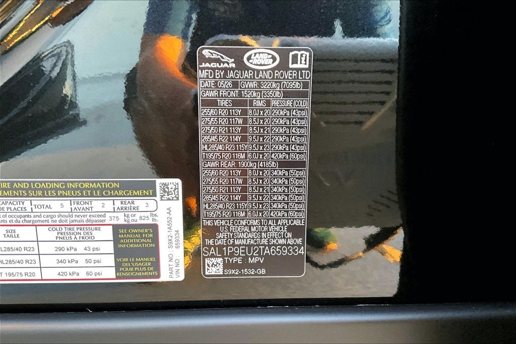 Used 2026 Santorini Black Metallic Land Rover SE image 17