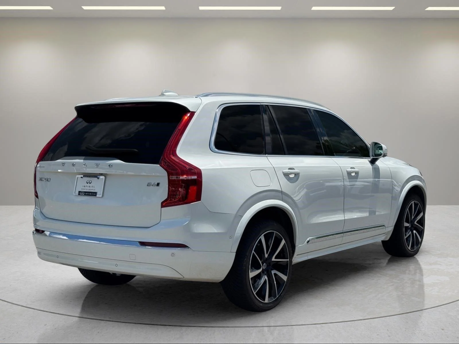 Used 2024 Crystal White Metallic Volvo Ultimate Bright Theme image 5