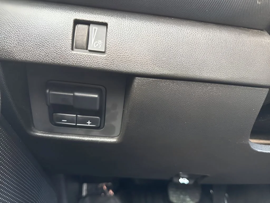Used 2025 Summit White Chevrolet Z71 image 25