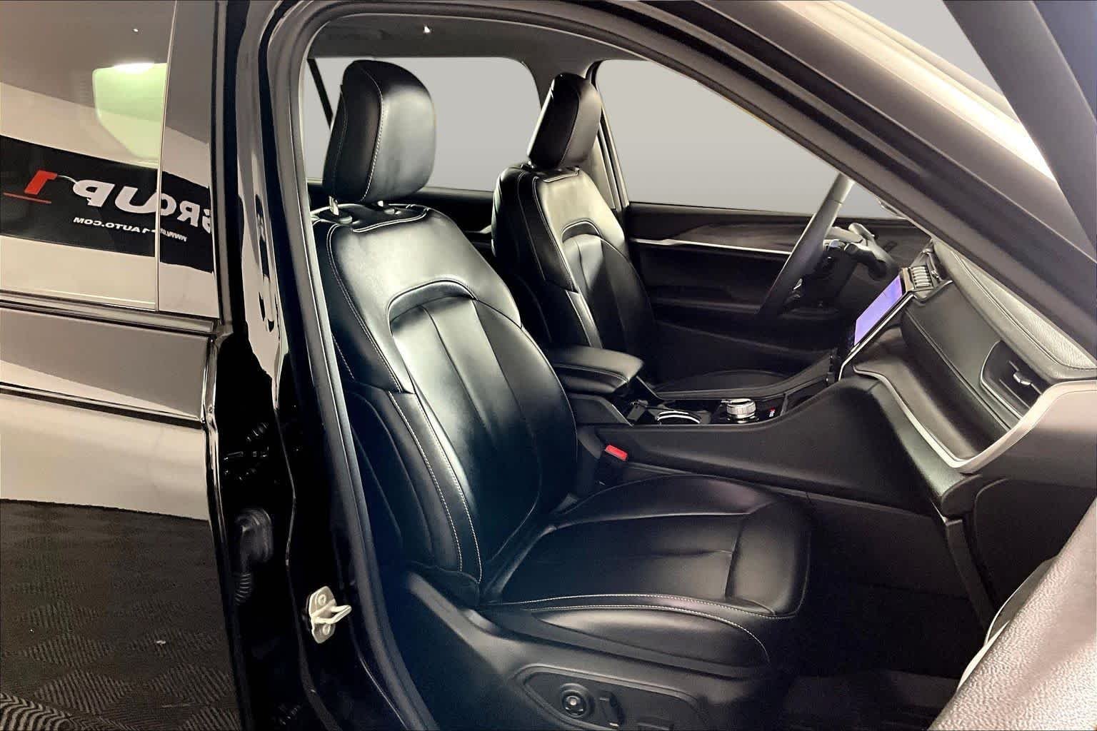 Used 2023 Diamond Black Crystal Pearlcoat Jeep Limited image 9