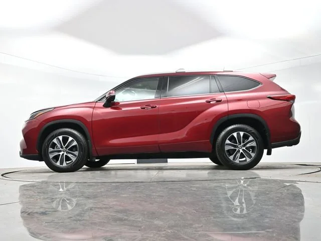 Used 2022 Ruby Flare Pearl Toyota XLE image 29