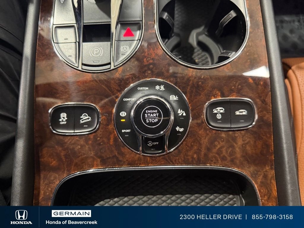Used 2018 Porcelain Metallic Bentley W12 image 25