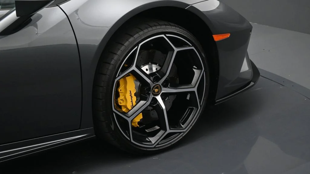 Used 2022  Lamborghini Base image 4