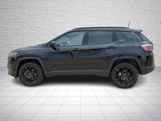 New 2026 Diamond Black Crystal Pearl-Coat Exterior Paint Jeep Latitude image 2