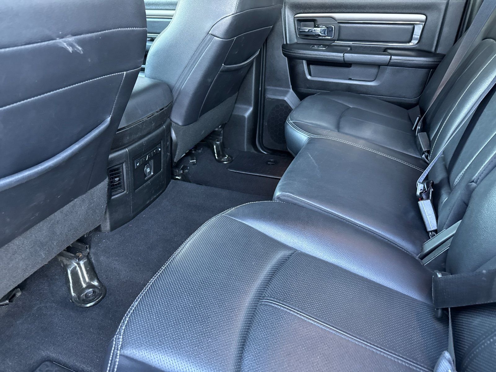 Used 2018 Bright Silver Clearcoat Metallic Ram Laramie image 11