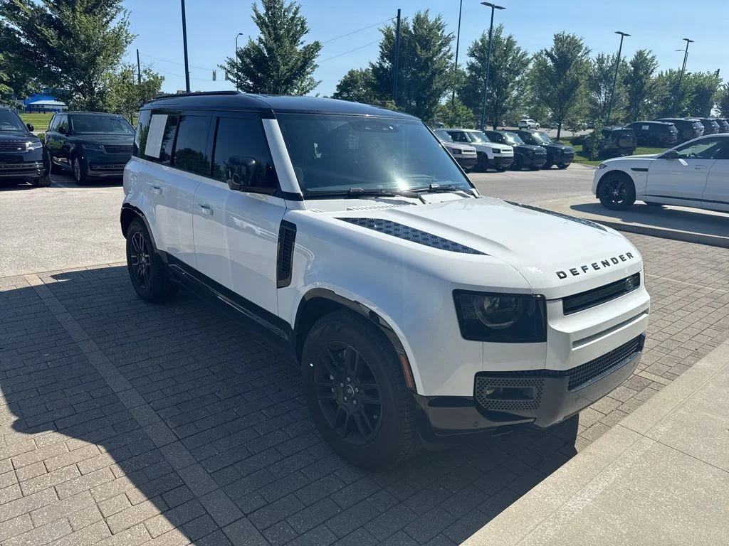 Certified Used 2025 White Land Rover X-Dynamic SE image 3