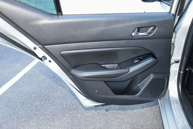 Used 2019 Silver Nissan 2.5 Platinum image 19