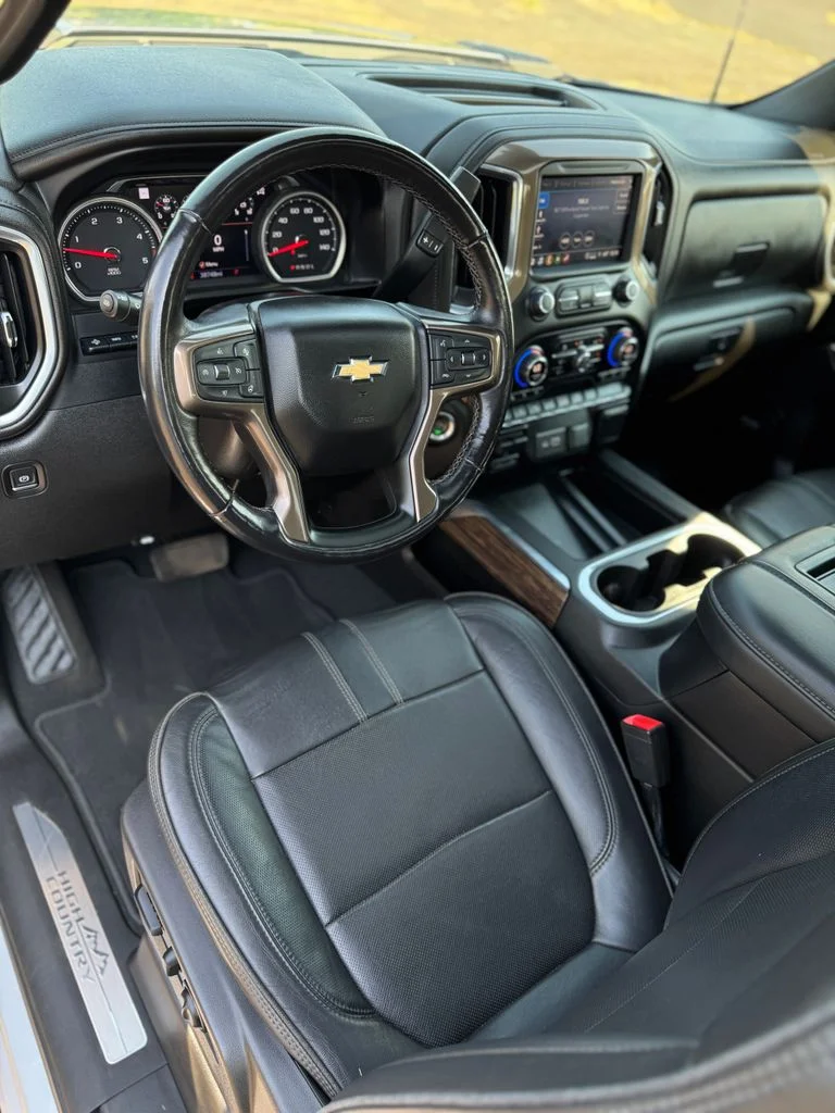 Used 2022 Silver Ice Metallic Chevrolet High Country image 30