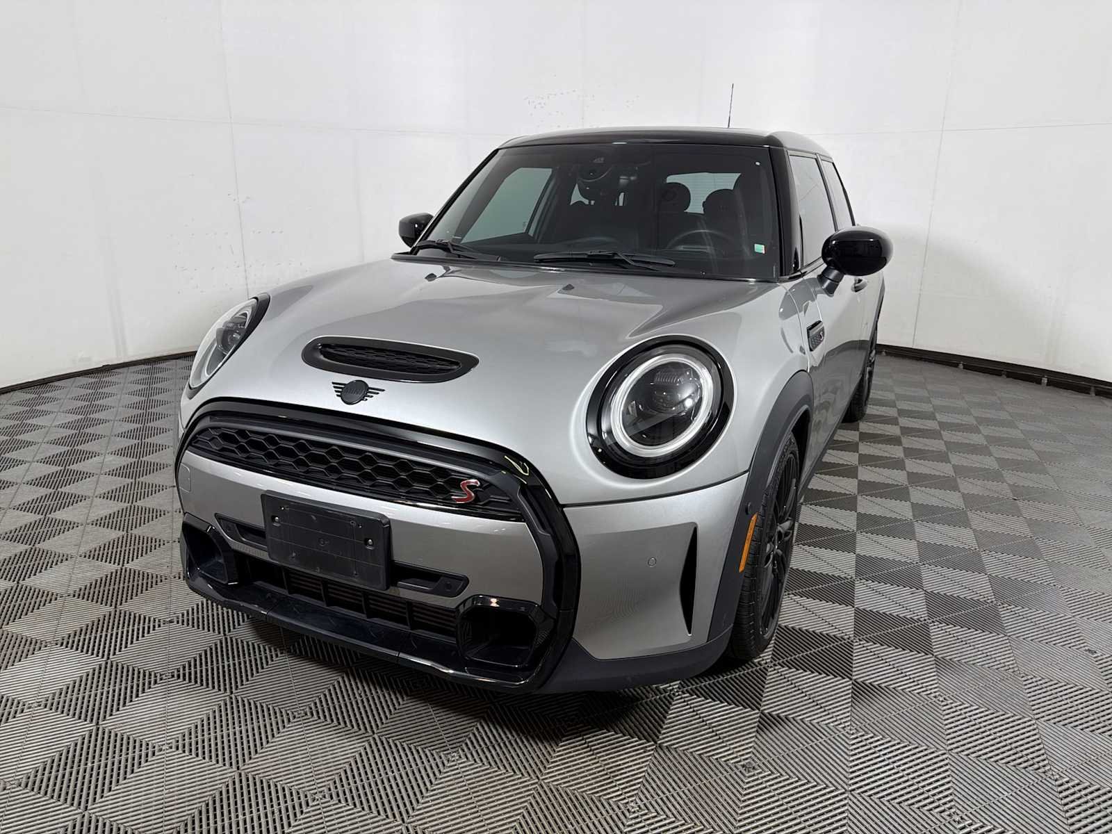 Used 2024 Melting Silver III Metallic MINI Cooper S image 3