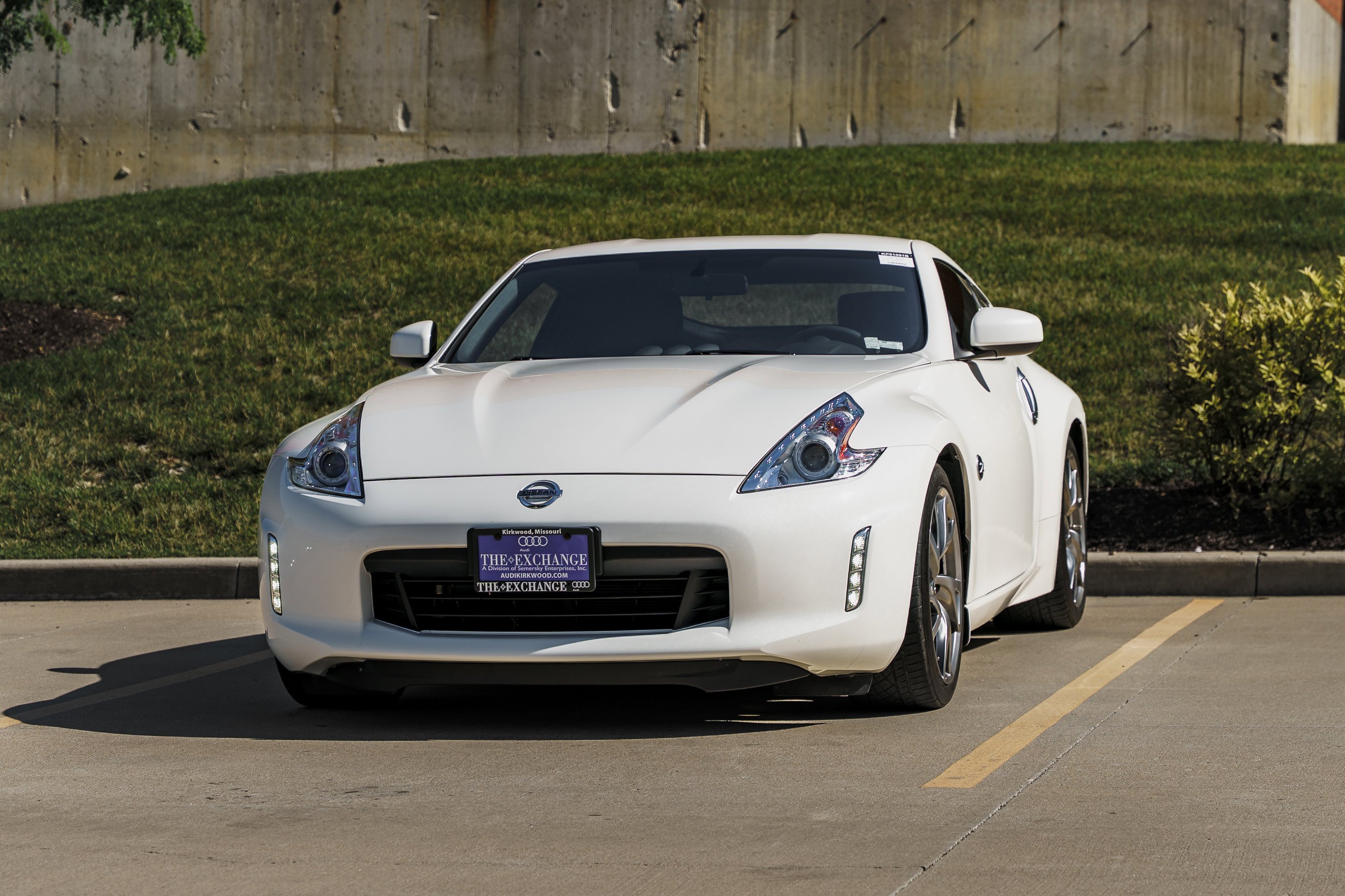 Used 2016 Pearl White Nissan Sport image 7