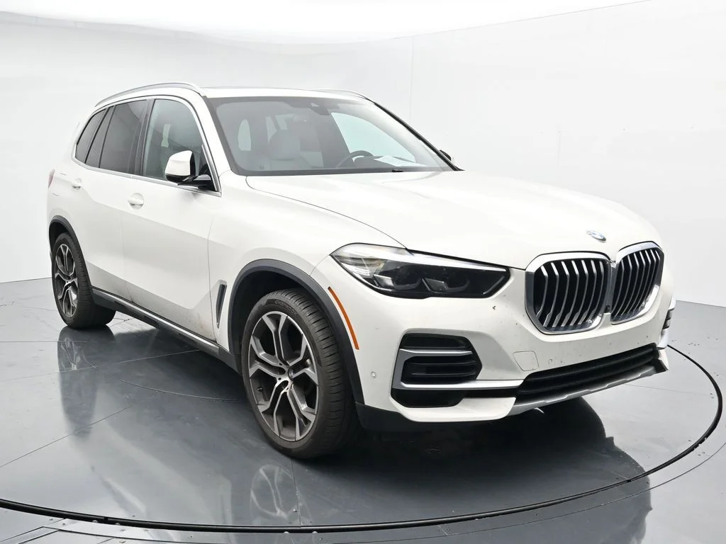 Used 2023 White BMW xDrive40i image 1