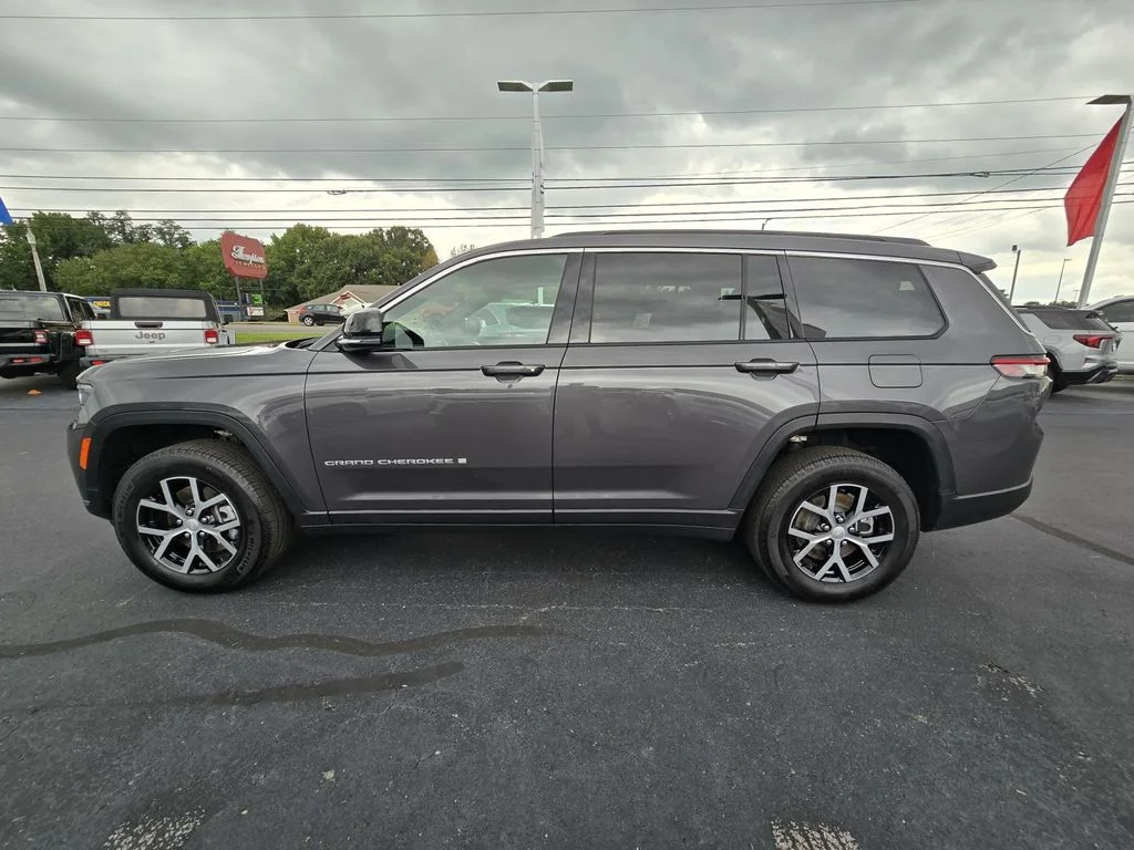 Used 2025 Baltic Gray Metallic Clearcoat Jeep Limited image 4