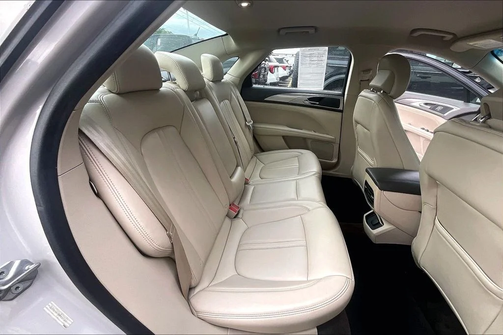 Used 2019 White Lincoln Standard image 25