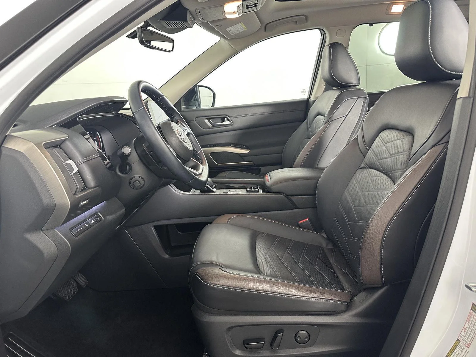 Used 2025 Everest White Pearl Tricoat/Super Black Nissan Platinum image 26