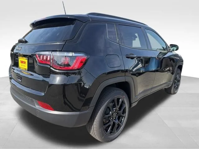 New 2026 Diamond Black Crystal Pearlcoat Jeep Latitude image 7