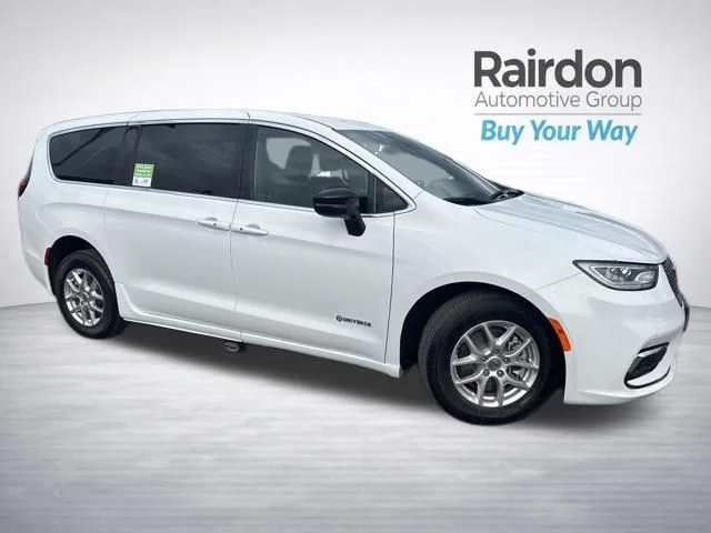 2024 Chrysler Pacifica Touring's photo